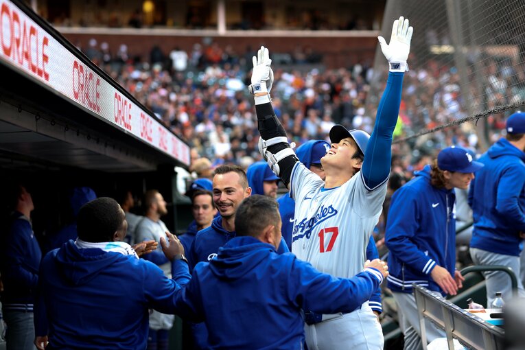 12号ホームラン後、ベンチで仲間たちに祝福される大谷翔平　©Getty Images