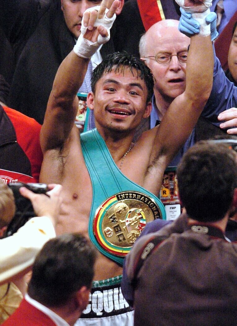 遠距離から望遠レンズで撮影するカメラマンにも目線を送るパッキャオ