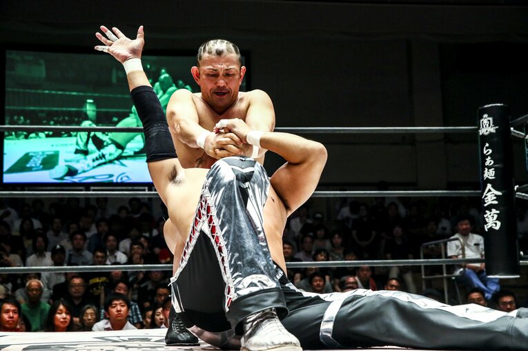 高山の事故後、支援団体『TAKAYAMANIA』の旗振り役となった鈴木みのる　©TAKAYAMANIA　Susumu Nagao