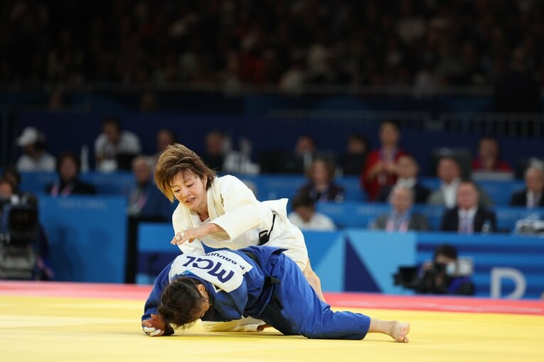 パリ五輪決勝でバブードルジに関節技を狙う角田　©Tetsuya Higashikawa/JMPA