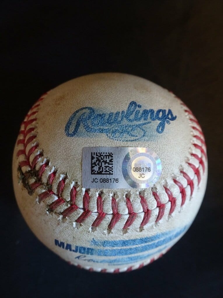 ホログラムが貼られたボール©Aki