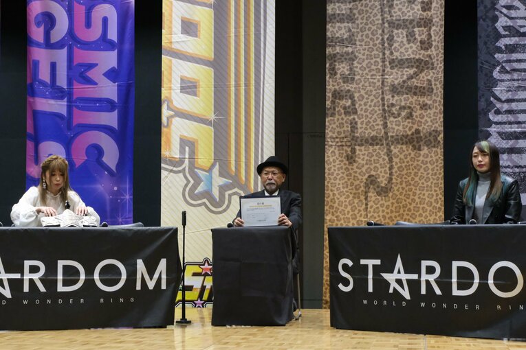 会見に臨む中野たむと上谷沙弥　©Norihiro Hashimoto