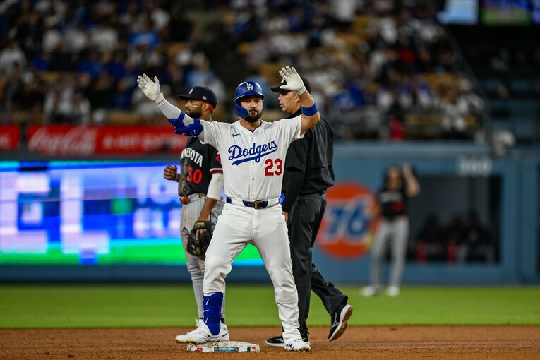 【常勝ドジャースと大谷らの”ステキな日常”／全100枚超】二塁打に嬉しそうなコンフォルト…写真はまだまだ続きます　©Nanae Suzuki