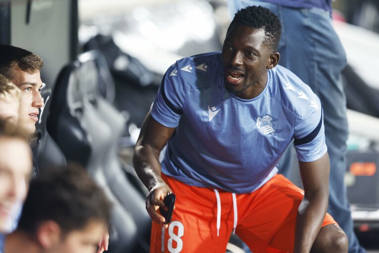 ベンチではトラオレがムードメーカーに　©Daisuke Nakashima