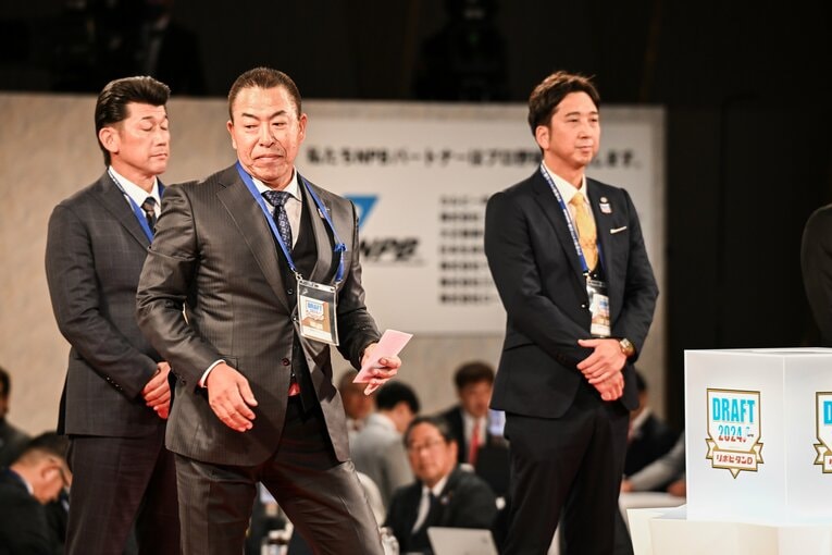 【2024ドラフト会議】最初に井上監督がくじを引く　©︎Nanae Suzuki