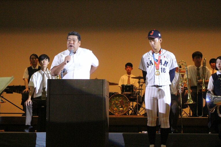 祝勝会での西谷監督と前田　©Fumi Sawai