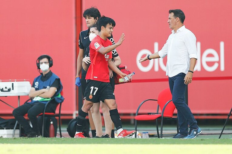 「クボ、ユニフォームちょうだい！」久保建英の“ティキタカ”は地元の子供、タクシー運転手にも人気… ビジャレアル相手に見せた敬意とは〈激写〉(39)