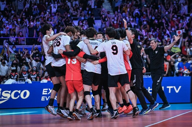 ネーションズリーグ・フィリピンラウンドでイタリアを撃破し、歓喜する男子バレーボール日本代表　©FIVB