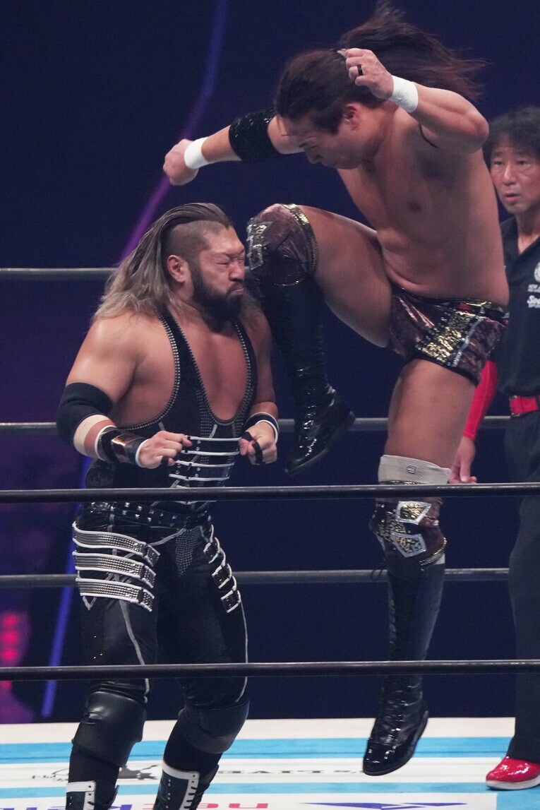 EVILにジャンピングニーを見舞う竹下幸之介　©Essei Hara