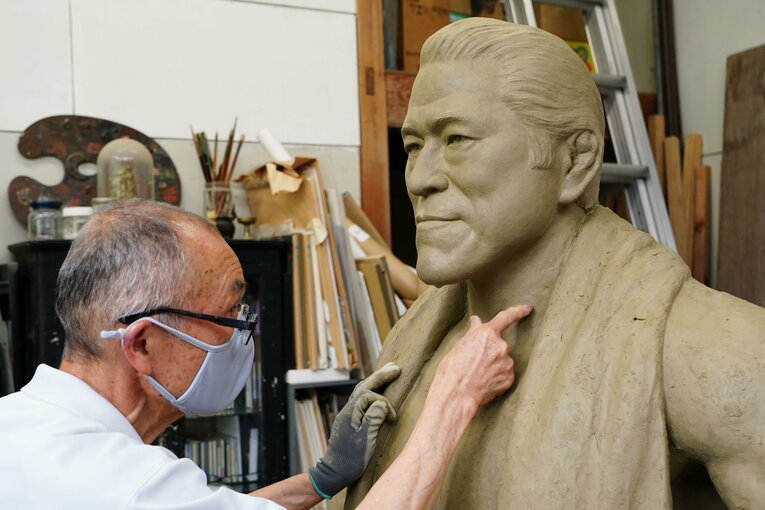 粘土の原型と向き合う彫刻家・北井博文さん