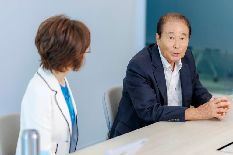 対談に臨んだ高田繁（右）と南場オーナー（左）