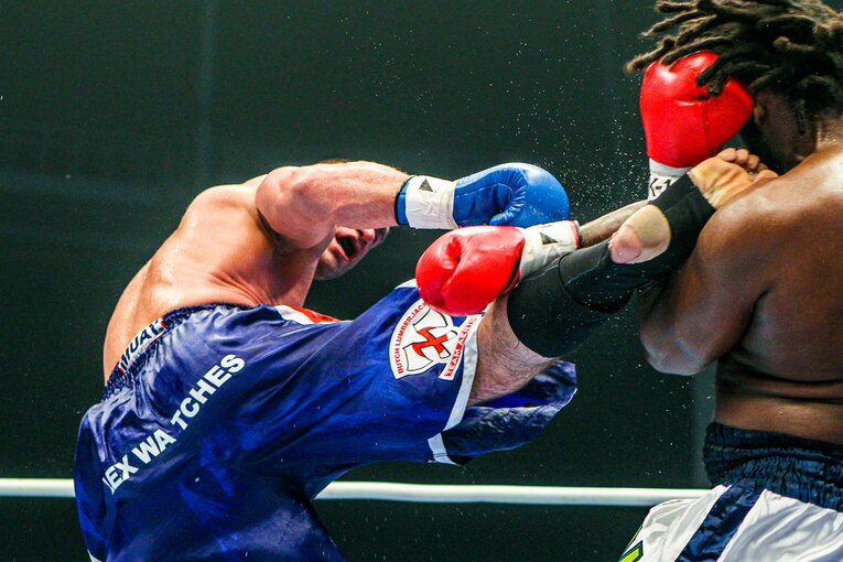 アーツのハイキック20連発。2010年10月のエヴェルトン・テイシェイラ戦（15枚目／全20枚）©Susumu Nagao