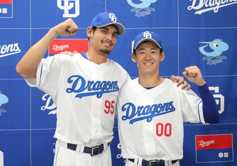 26日に支配下登録された中日のクリスチャン・ロドリゲス（左）と尾田剛樹　©JIJI PRESS