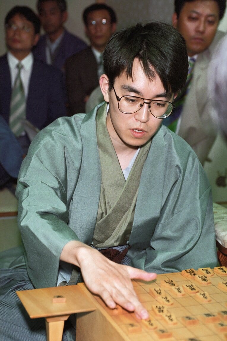 初挑戦で米長邦雄名人を下し、名人、棋聖、王位、王座、棋王の５冠王となった羽生善治 ©︎JIJI PRESS