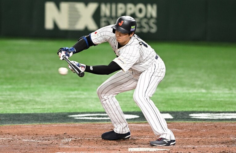 相手の意表をついた大谷翔平のセーフティバント（全4枚）©Getty Images
