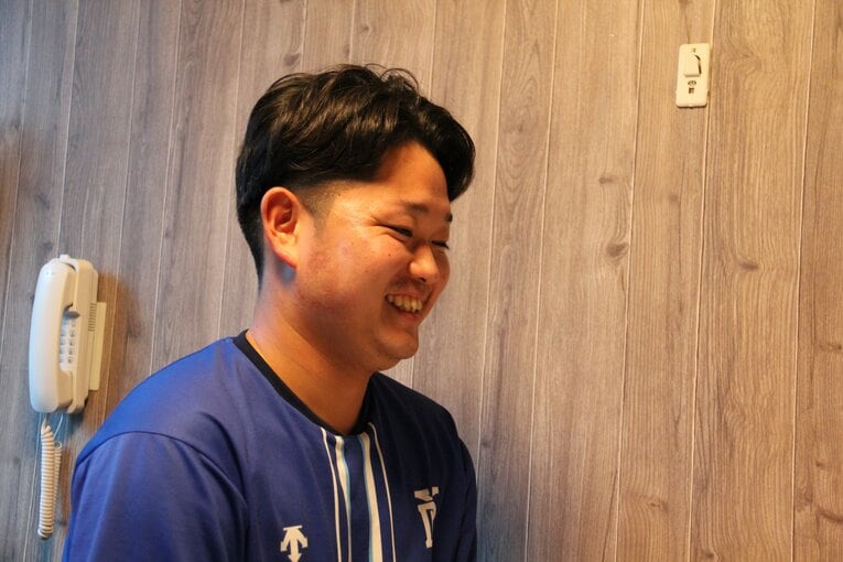 笑顔を見せるとあどけなくてかわいい石田　©NumberWeb