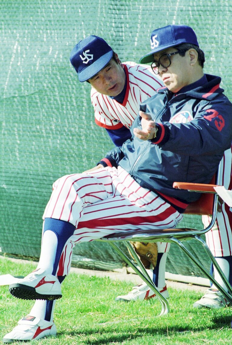 1990年の春季キャンプで野村と話す一軍投手コーチ時代の安田。松井秀喜の攻略法を分析により発見した安田を、野村は「日本一のスコアラー」と称賛した　©Sankei Shimbun