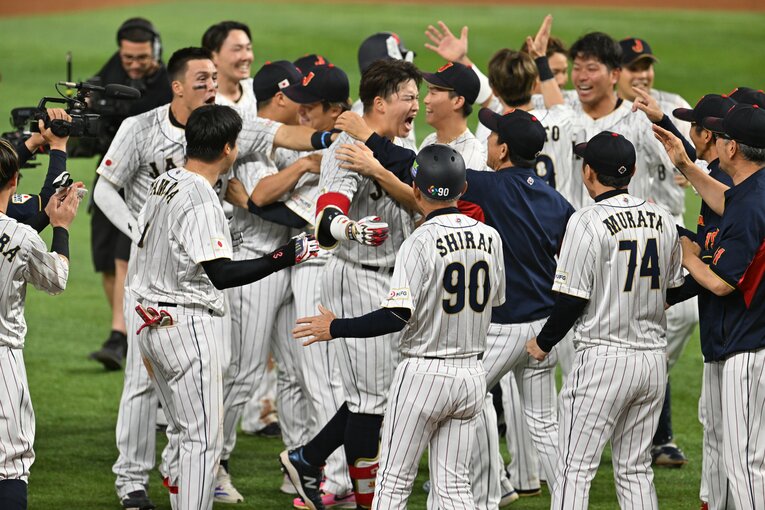 期待に応えサヨナラ打を放った村上、栗山監督とも抱擁　©Naoya Sanuki