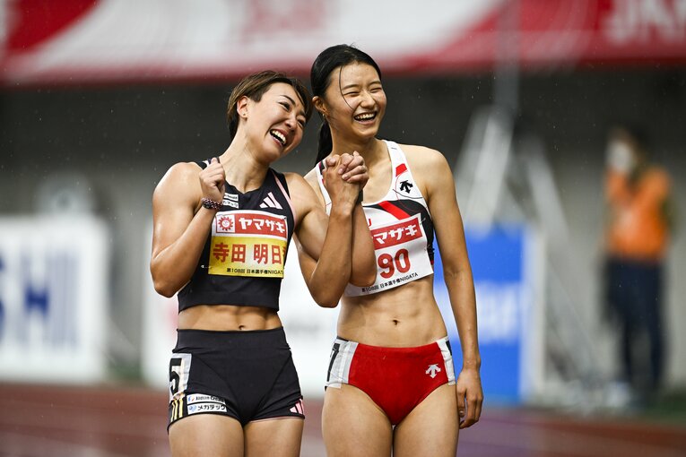 レース後は優勝を逃して落胆する田中を寺田が手を繋いで慰める一幕も　©Asami Enomoto