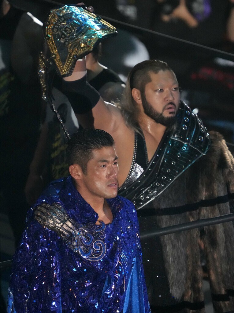 SANADAの入場時、ベルトを掲げまるで王者のようにポーズを決める挑戦者のEVIL