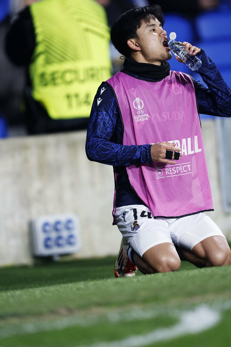 【映像に映らないタケクボの素顔／全13枚中の8枚目】ピッチサイドで試合を見つめながら飲水タイム　©Daisuke Nakashima