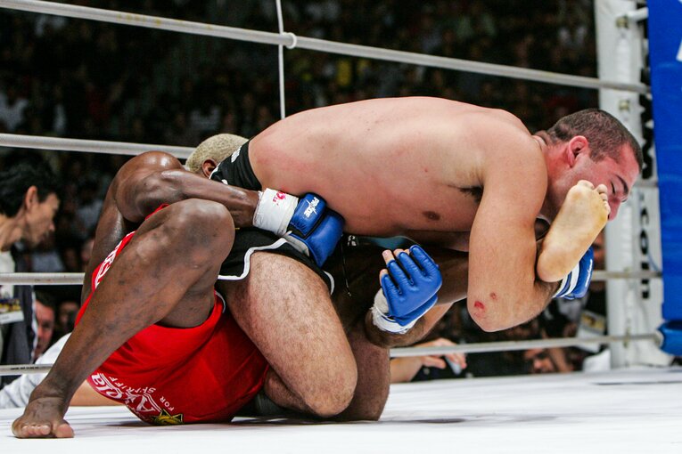 マウリシオ・ショーグンに膝関節を極められるランデルマン　©Susumu Nagao