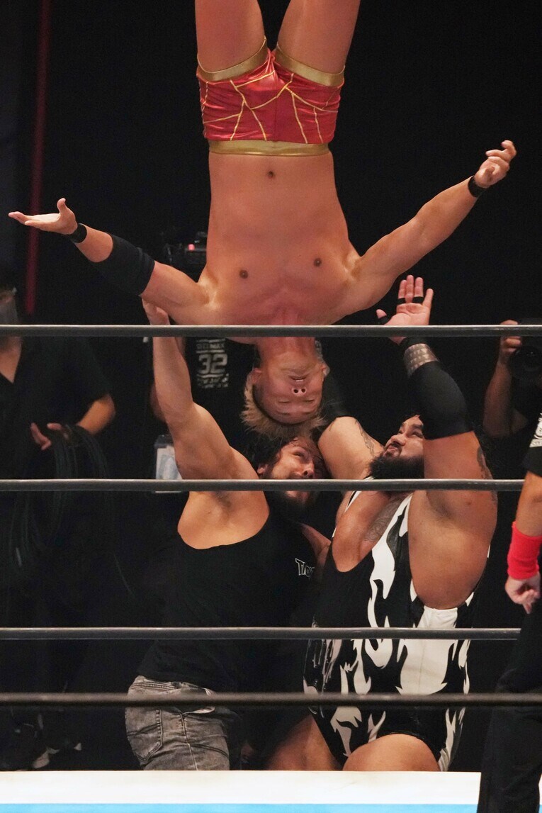 WWEに切られた男の逆襲…160キロの“空飛ぶ怪物”ジョナが『G1』本命オカダ・カズチカを圧殺「オレはデカすぎて、強すぎて、無敵すぎる」(13)