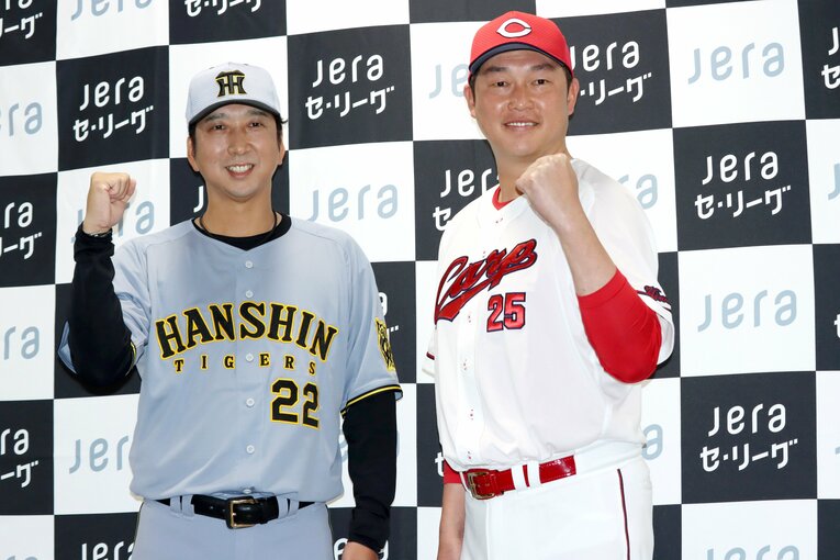 開幕戦前日の記者会見でポーズを取る阪神の藤川球児監督（左）と広島の新井貴浩監督。就任1年目の藤川監督の手腕が注目される　©JIJI PRESS