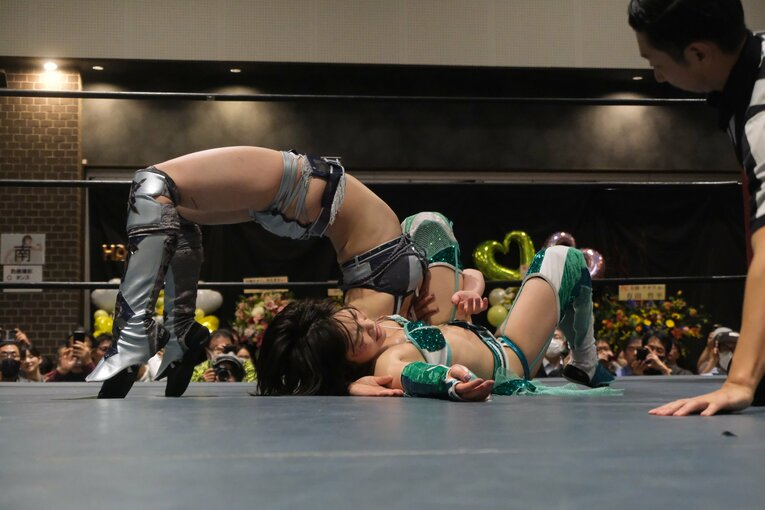 「他では見られない安納サオリだった」人気女子レスラー“3試合出ずっぱり”の凱旋興行に密着「体重が4kg減って…そりゃそうですよね」(48)