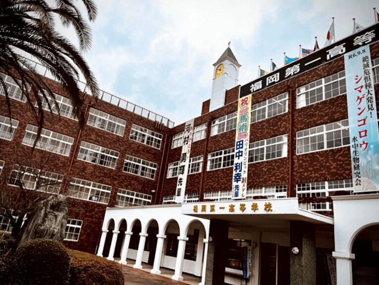 福岡第一高校の校舎には「ありがとう！河村勇輝先輩」の垂れ幕が下がる　©Sports Graphic Number