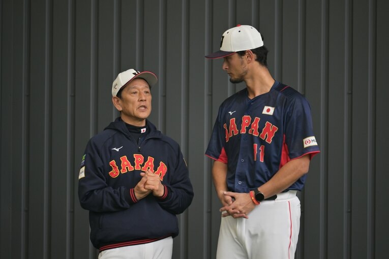 栗山監督と会話をかわすダルビッシュ　©︎Hideki Sugiyama