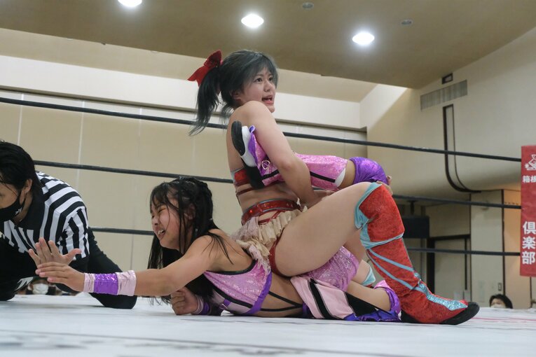 “中学生レスラー”の華麗な飛び技…「一番緊張した」チャンピオンとの一騎打ちで美蘭が見せた“成長の証”　受験勉強との両立が今後の悩み？(53)