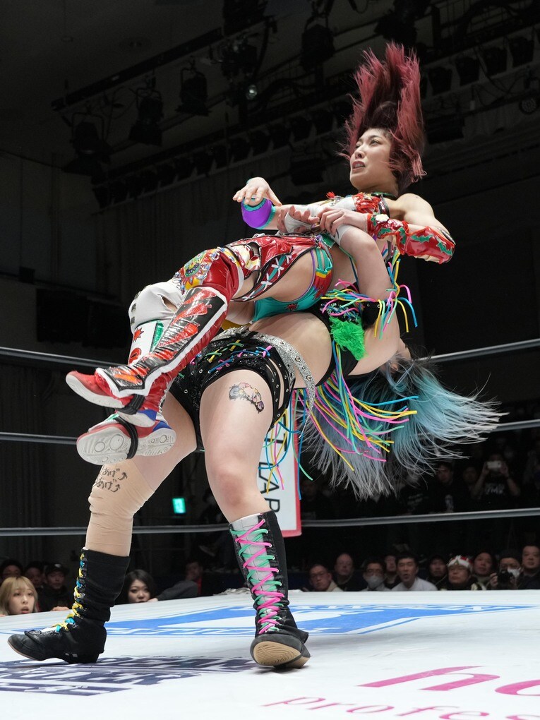 星来芽依のジャーマンスープレックスを浴びる　©Essei Hara