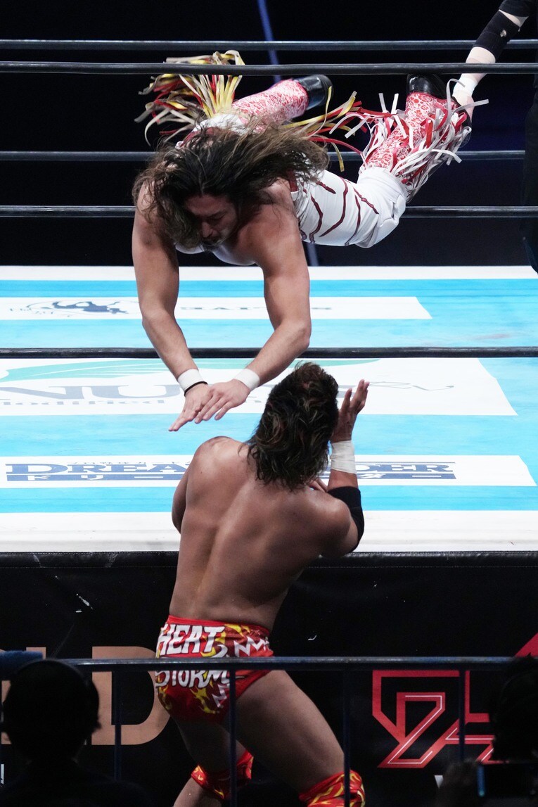 上村優也にトペを放つ辻陽太　©Essei Hara