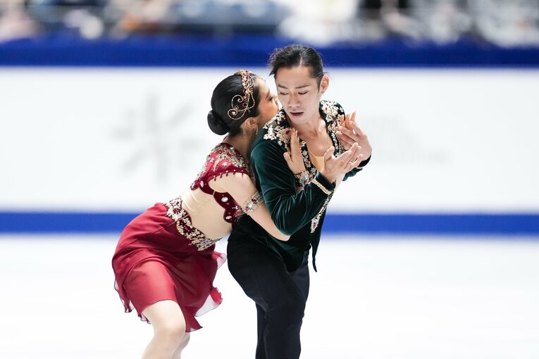 NHK杯フリーで演技を行う村元＆高橋