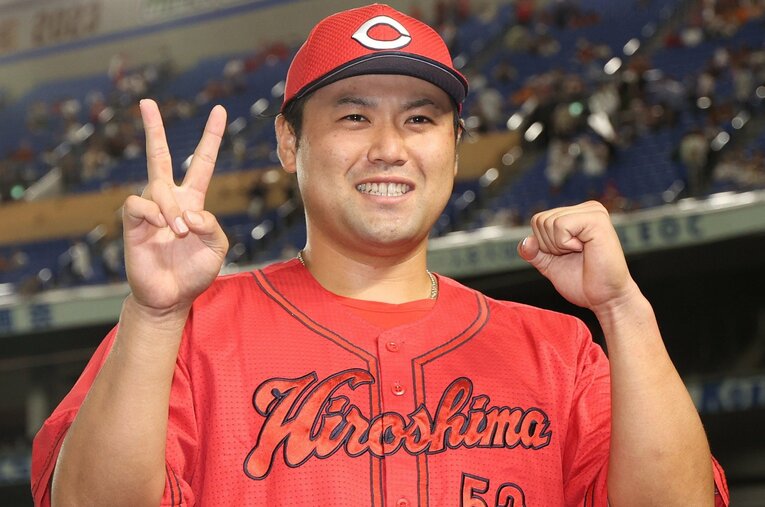 昨年9月23日の巨人戦で2打席連続本塁打を放って勝利に貢献し、笑顔で撮影に応じる末包 ／ photograph by JIJI PRESS