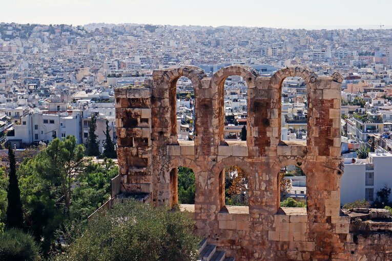 遺跡の向こう側に現代の街並みが広がる　©Daisuke Nakashima