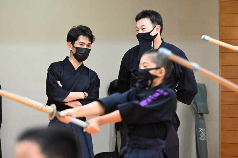 師範と話す戸崎総代表　©Keiji Ishikawa