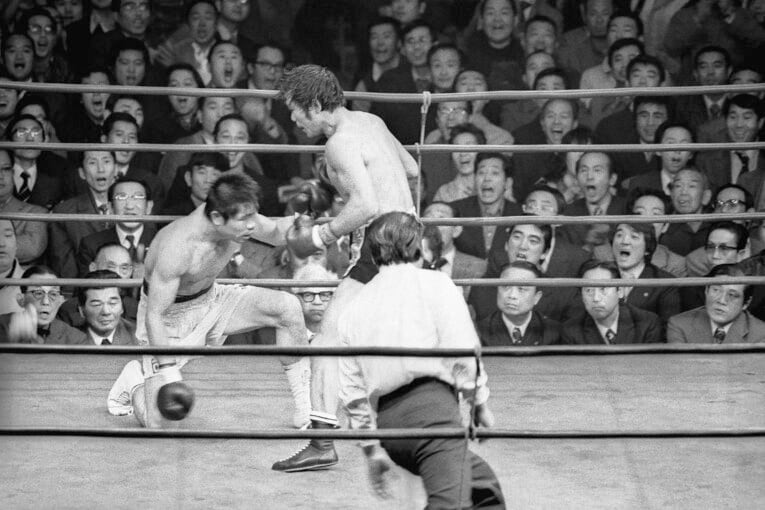 1976年、輪島功一（右）は柳済斗に15回KO勝ちで雪辱。世界王者に返り咲いた　©JIJI PRESS