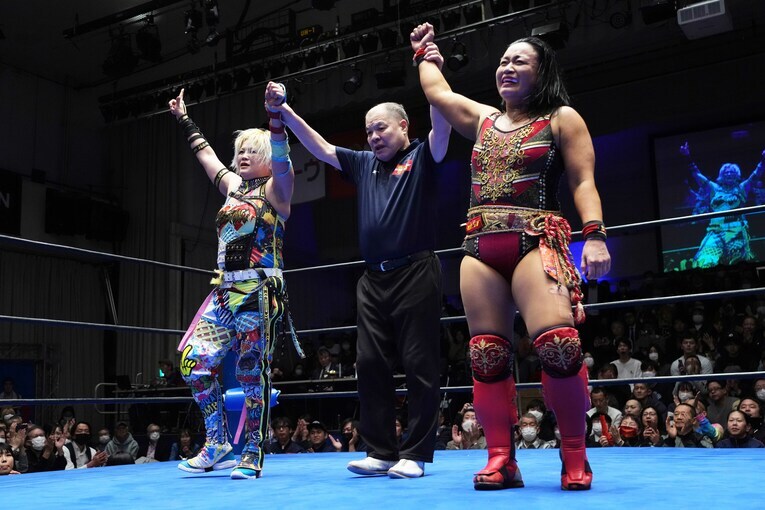 引き分けた高橋奈七永と里村明衣子　©Essei Hara