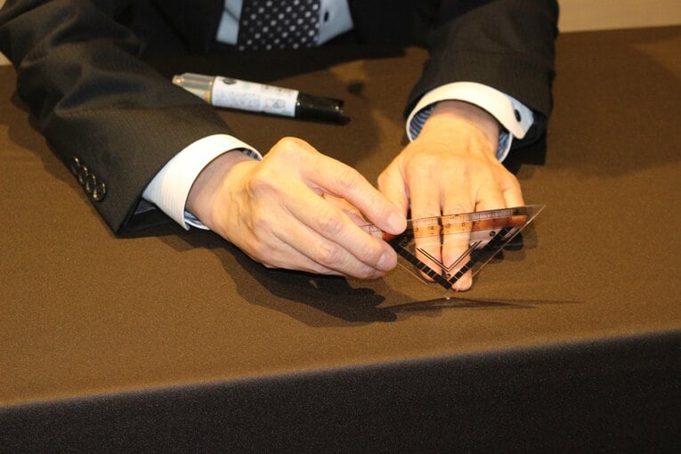 三角定規を用いて「騎手の重心」と「馬の支点」について解説する田原成貴氏　©Number Web