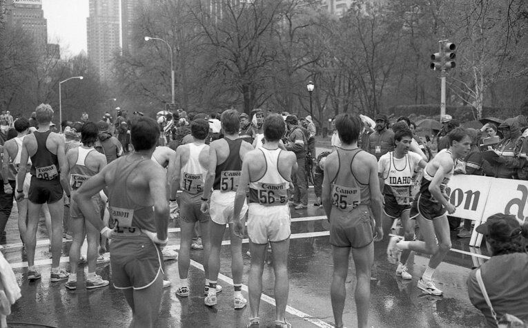 1980年代後半、ニューヨークで行われたアメリカズ駅伝。キヤノンの企業名も見える（写真は1989年）　©Getty Images