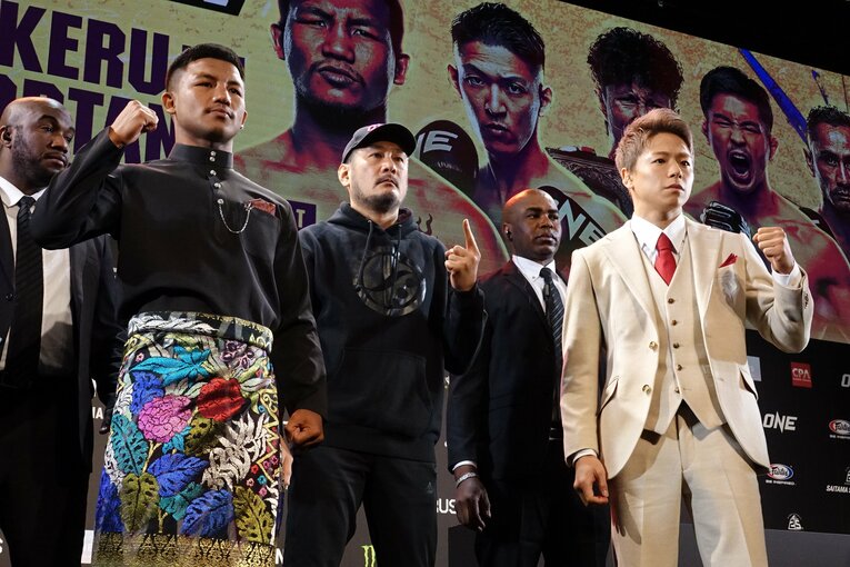 3月17日の会見で顔を合わせたロッタンと武尊　©Koji Fuse