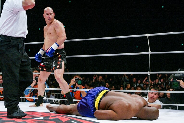 豪快なパンチで1ラウンドKO勝ちを収めたベルナルド　©Susumu Nagao