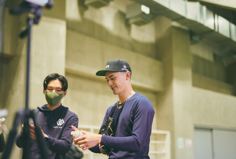 森本氏のアドバイスを聞く鈴木　©Taichi Chiba