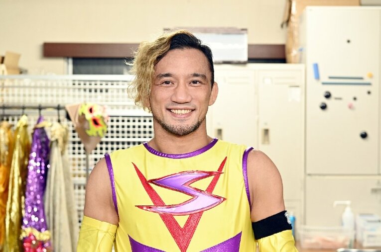 ドラマ『俺の家の話』で主演・長瀬智也にプロレスの所作を指導するのは、小学校時代からよく知る間柄だというプロレスラー勝村周一朗だ ／ photograph by TBS