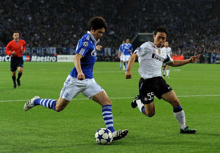 2011年CL、内田vs長友のマッチアップ　©Getty Images