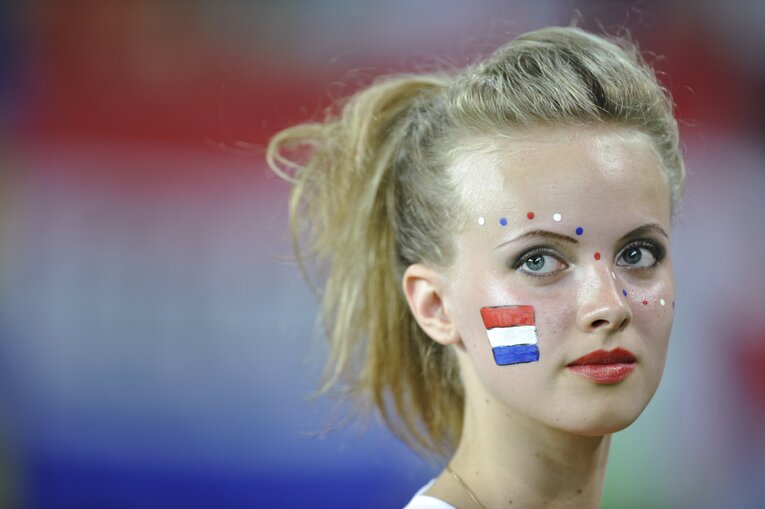 EUROにいた美しい女性サポーターの応援姿（50枚超）　©Sports Graphic Number