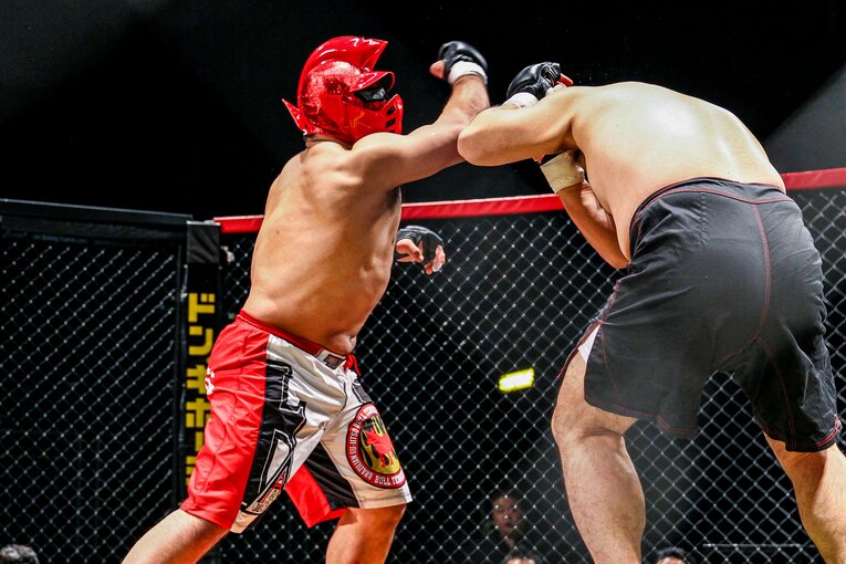 2012年12月には、マスクをつけてDEEPのリングに登場　©Susumu Nagao