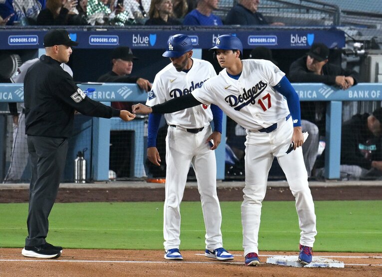 一塁審判からひまわりの種をもらう大谷さん　©JIJI PRESS